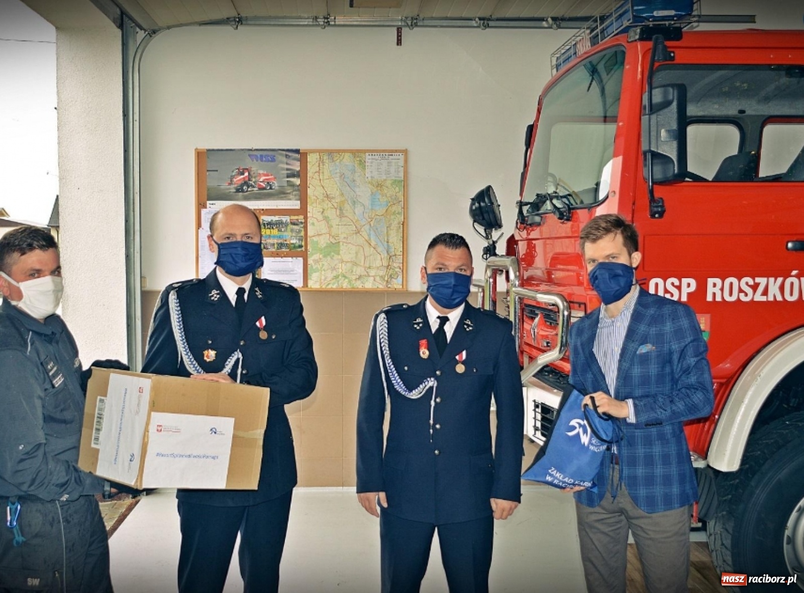 Zdjęcie w galerii na portalu naszraciborz.pl: Maseczki od więźniów dla strażaków i Różanego Pałacu  wiadomości z regionu