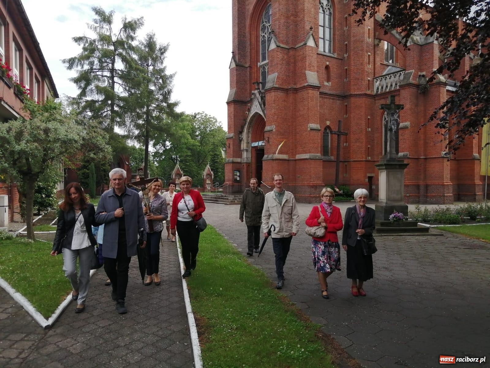 Zdjęcie w galerii na portalu naszraciborz.pl: Ostróg dochował tradycji. Wierni pielgrzymowali dziś do Matki Bożej Raciborskiej  wiadomości z regionu