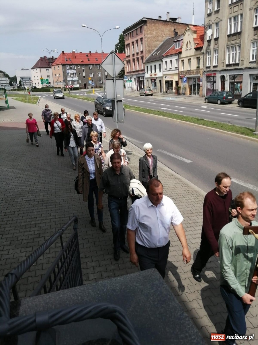 Zdjęcie w galerii na portalu naszraciborz.pl: Ostróg dochował tradycji. Wierni pielgrzymowali dziś do Matki Bożej Raciborskiej  wiadomości z regionu