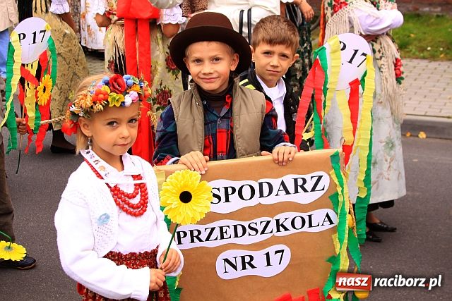 Zdjęcie w galerii na portalu naszraciborz.pl: Dożynkowe cukierki od strażaków wiadomości z regionu