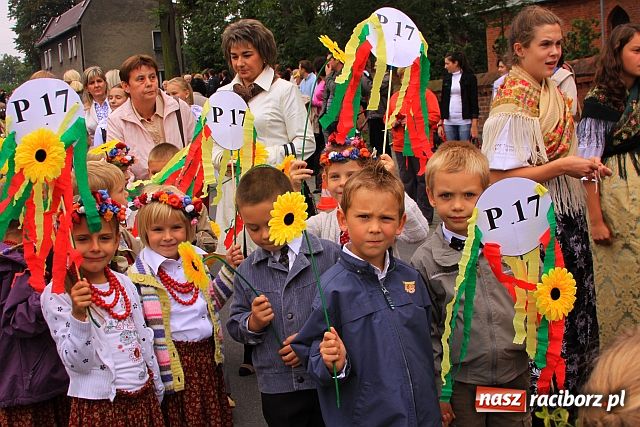 Zdjęcie w galerii na portalu naszraciborz.pl: Dożynkowe cukierki od strażaków wiadomości z regionu