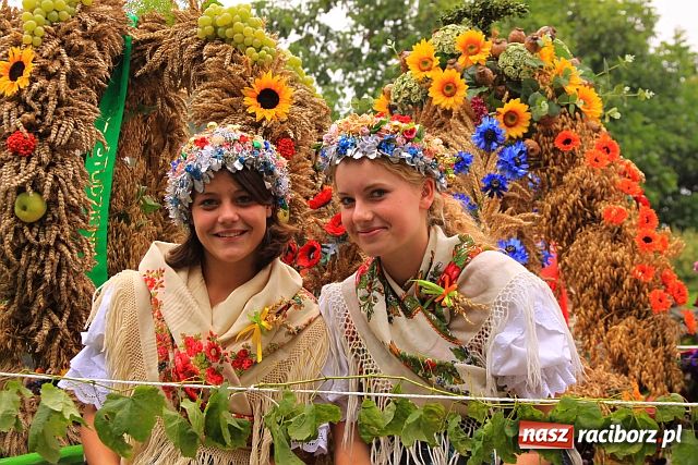 Zdjęcie w galerii na portalu naszraciborz.pl: Dożynkowe cukierki od strażaków wiadomości z regionu