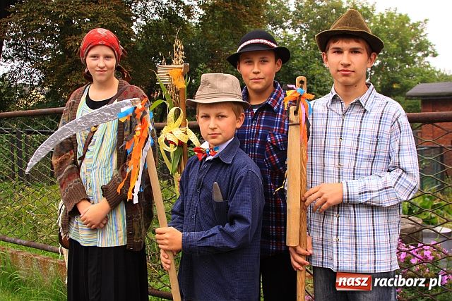 Zdjęcie w galerii na portalu naszraciborz.pl: Dożynkowe cukierki od strażaków wiadomości z regionu