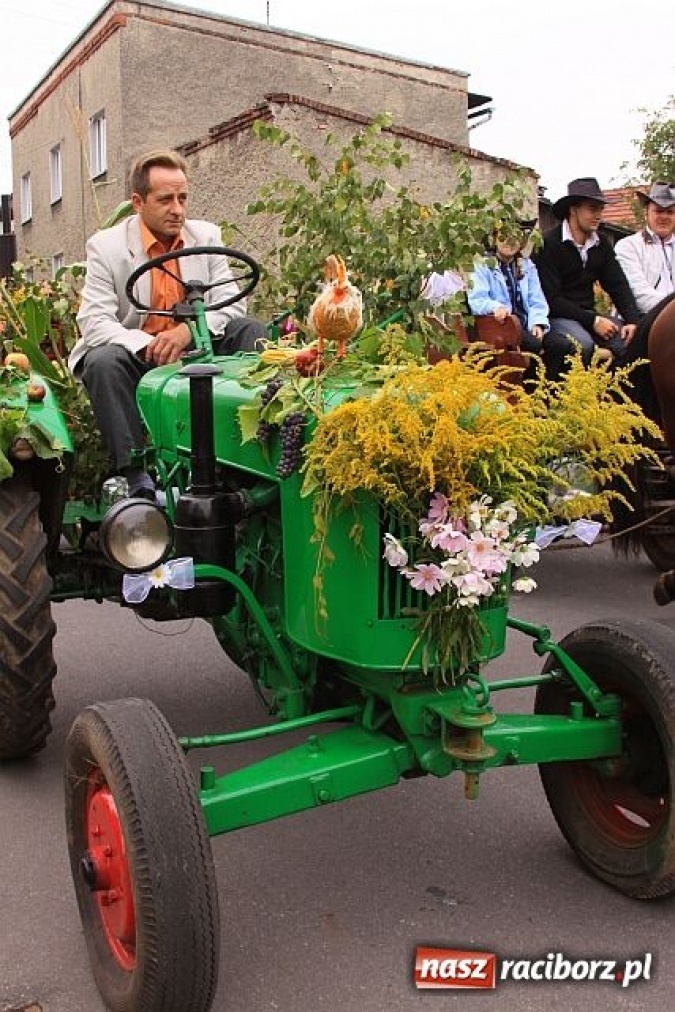 Zdjęcie w galerii na portalu naszraciborz.pl: Dożynkowe cukierki od strażaków wiadomości z regionu