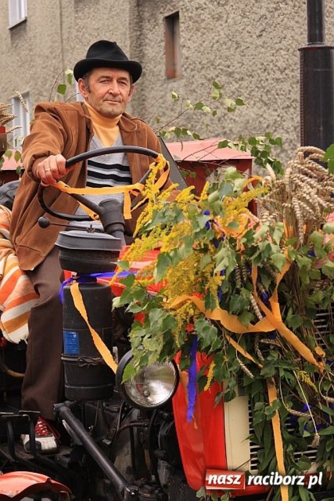 Zdjęcie w galerii na portalu naszraciborz.pl: Dożynkowe cukierki od strażaków wiadomości z regionu