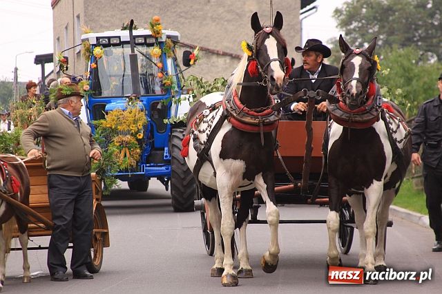 Zdjęcie w galerii na portalu naszraciborz.pl: Dożynkowe cukierki od strażaków wiadomości z regionu