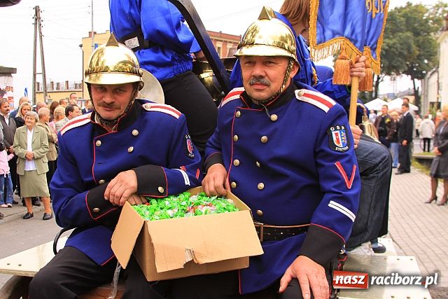 Zdjęcie w galerii na portalu naszraciborz.pl: Dożynkowe cukierki od strażaków wiadomości z regionu