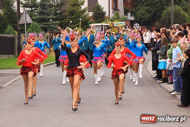 Zdjęcie w galerii na portalu naszraciborz.pl: Dożynkowe cukierki od strażaków wiadomości z regionu