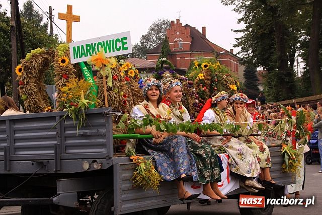 Zdjęcie w galerii na portalu naszraciborz.pl: Dożynkowe cukierki od strażaków wiadomości z regionu