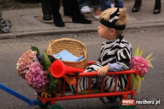 Zdjęcie w galerii na portalu naszraciborz.pl: Dożynkowe cukierki od strażaków wiadomości z regionu