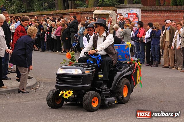 Zdjęcie w galerii na portalu naszraciborz.pl: Dożynkowe cukierki od strażaków wiadomości z regionu