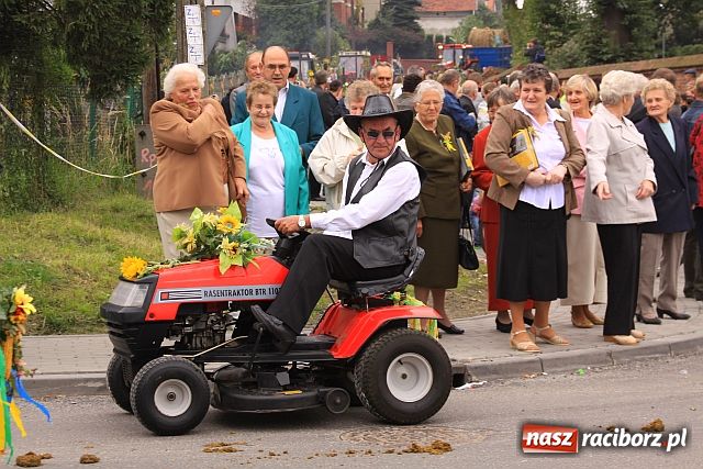 Zdjęcie w galerii na portalu naszraciborz.pl: Dożynkowe cukierki od strażaków wiadomości z regionu