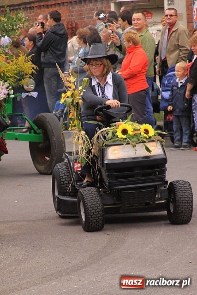 Zdjęcie w galerii na portalu naszraciborz.pl: Dożynkowe cukierki od strażaków wiadomości z regionu