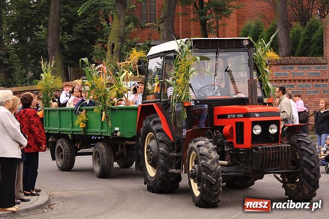 Zdjęcie w galerii na portalu naszraciborz.pl: Dożynkowe cukierki od strażaków wiadomości z regionu