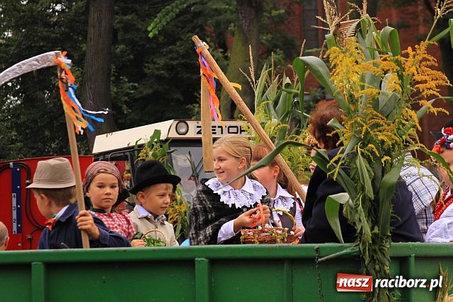 Zdjęcie w galerii na portalu naszraciborz.pl: Dożynkowe cukierki od strażaków wiadomości z regionu