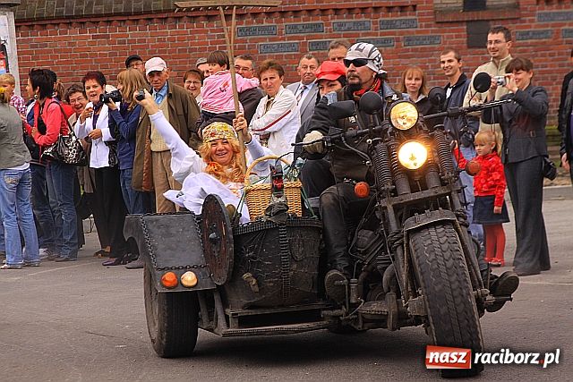 Zdjęcie w galerii na portalu naszraciborz.pl: Dożynkowe cukierki od strażaków wiadomości z regionu
