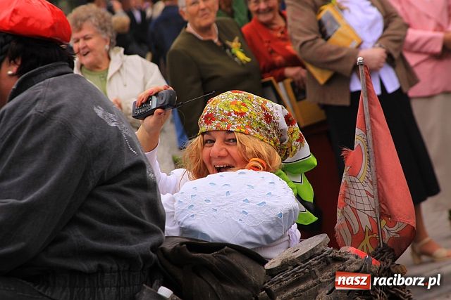 Zdjęcie w galerii na portalu naszraciborz.pl: Dożynkowe cukierki od strażaków wiadomości z regionu