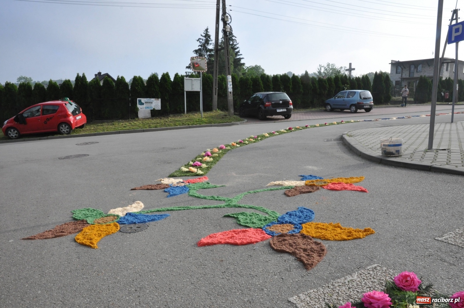 Zdjęcie w galerii na portalu naszraciborz.pl: Brzezie wierne tradycji. Piękne dywany na Boże Ciało [FOTO] wiadomości z regionu