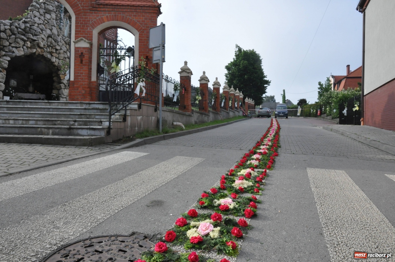 Zdjęcie w galerii na portalu naszraciborz.pl: Brzezie wierne tradycji. Piękne dywany na Boże Ciało [FOTO] wiadomości z regionu