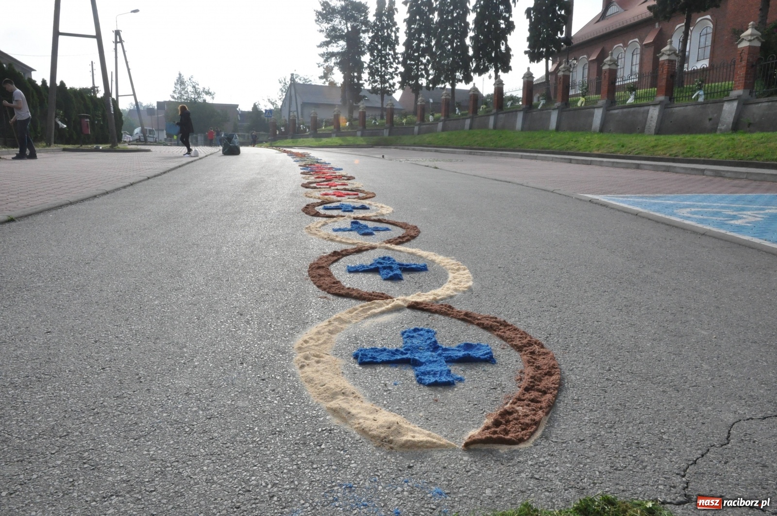 Zdjęcie w galerii na portalu naszraciborz.pl: Brzezie wierne tradycji. Piękne dywany na Boże Ciało [FOTO] wiadomości z regionu