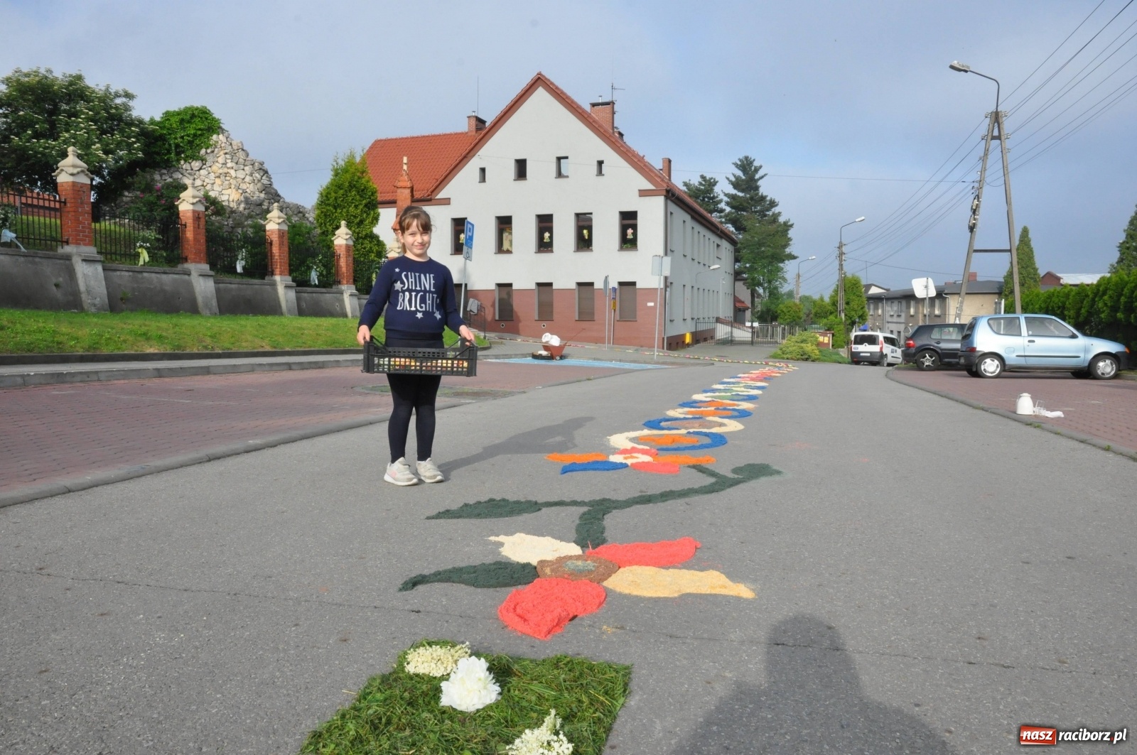 Zdjęcie w galerii na portalu naszraciborz.pl: Brzezie wierne tradycji. Piękne dywany na Boże Ciało [FOTO] wiadomości z regionu
