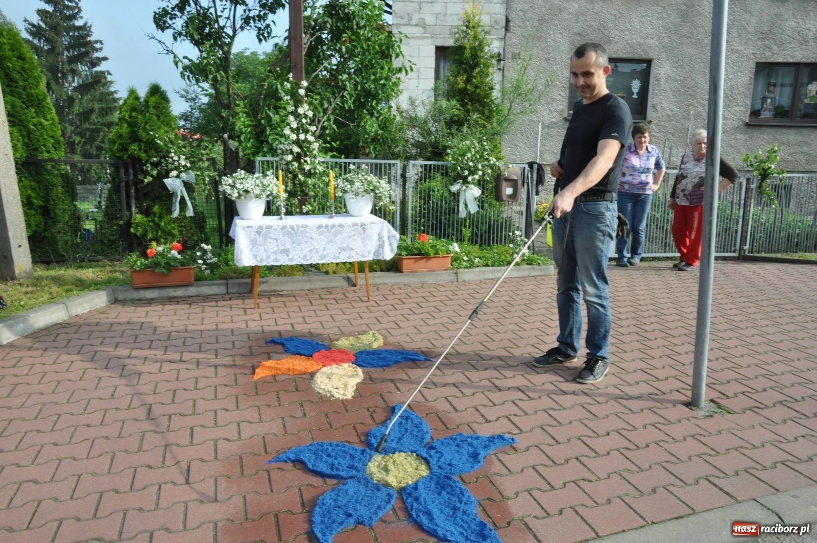 Zdjęcie w galerii na portalu naszraciborz.pl: Brzezie wierne tradycji. Piękne dywany na Boże Ciało [FOTO] wiadomości z regionu