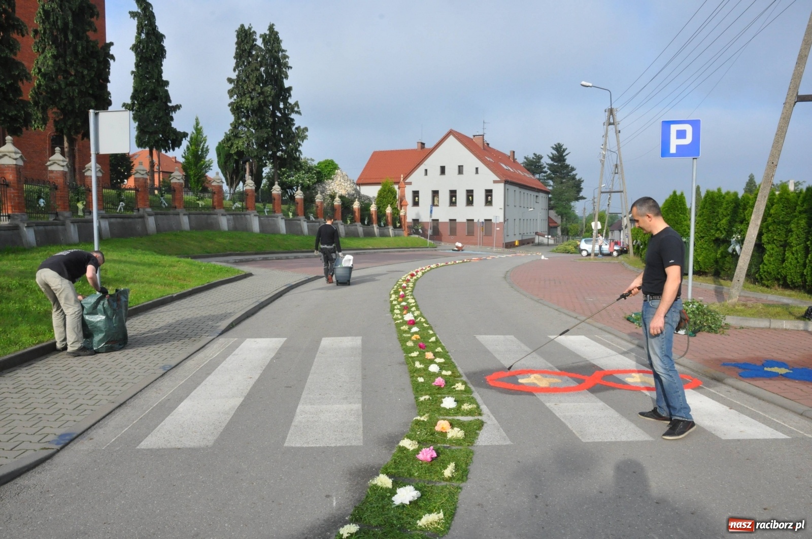 Zdjęcie w galerii na portalu naszraciborz.pl: Brzezie wierne tradycji. Piękne dywany na Boże Ciało [FOTO] wiadomości z regionu