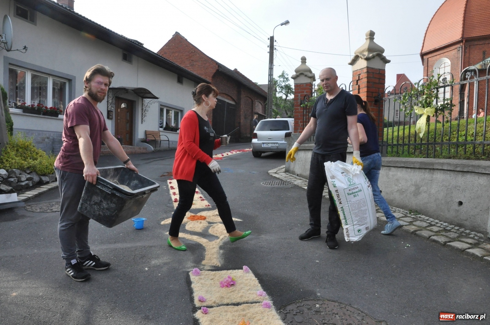 Zdjęcie w galerii na portalu naszraciborz.pl: Brzezie wierne tradycji. Piękne dywany na Boże Ciało [FOTO] wiadomości z regionu