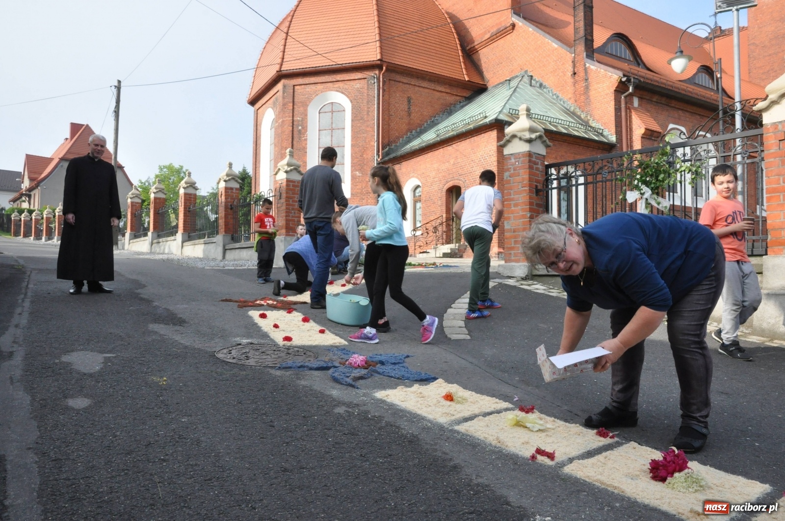 Zdjęcie w galerii na portalu naszraciborz.pl: Brzezie wierne tradycji. Piękne dywany na Boże Ciało [FOTO] wiadomości z regionu