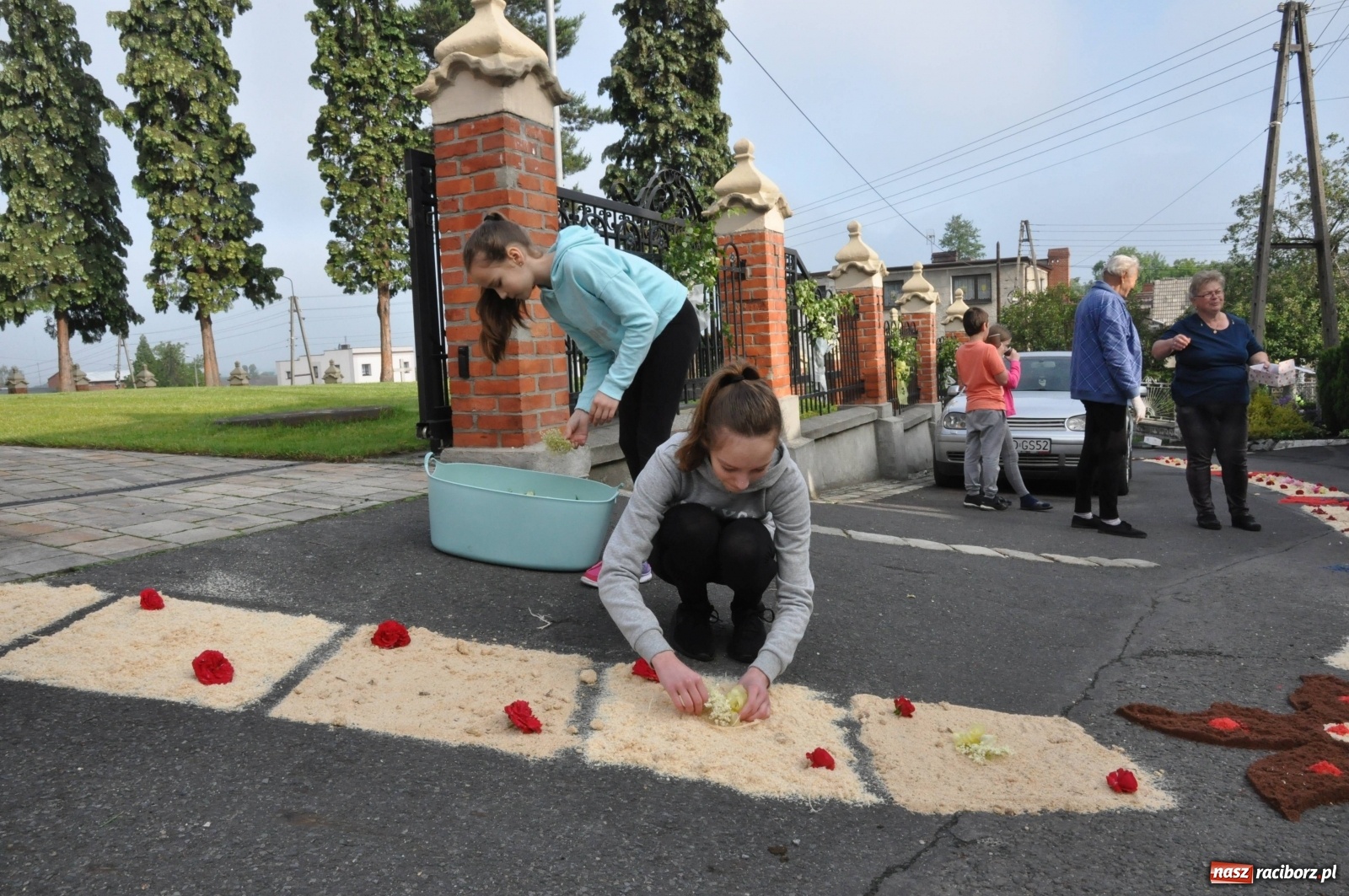 Zdjęcie w galerii na portalu naszraciborz.pl: Brzezie wierne tradycji. Piękne dywany na Boże Ciało [FOTO] wiadomości z regionu