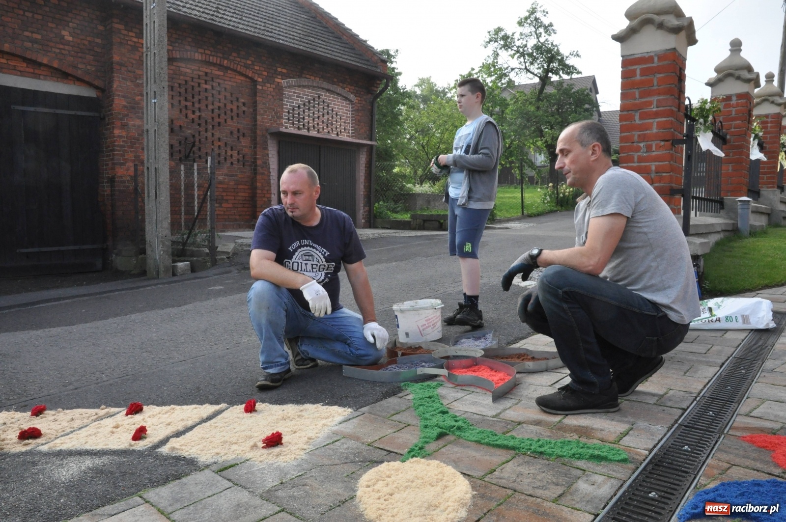 Zdjęcie w galerii na portalu naszraciborz.pl: Brzezie wierne tradycji. Piękne dywany na Boże Ciało [FOTO] wiadomości z regionu
