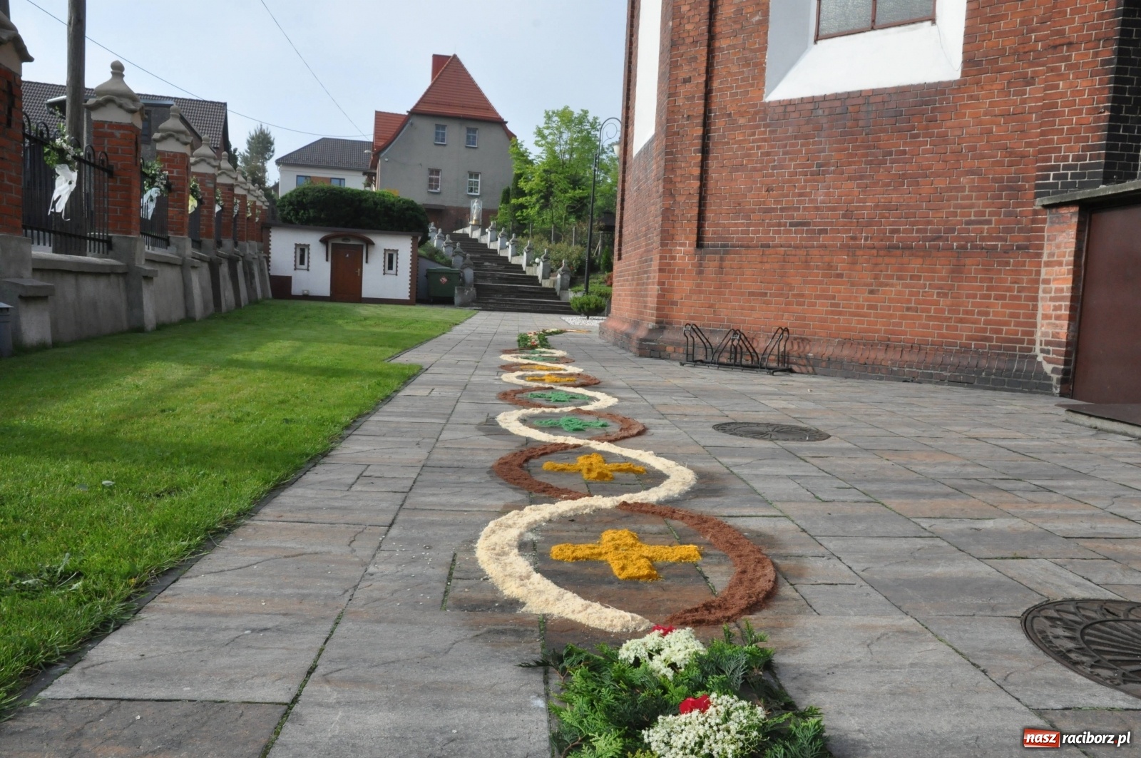 Zdjęcie w galerii na portalu naszraciborz.pl: Brzezie wierne tradycji. Piękne dywany na Boże Ciało [FOTO] wiadomości z regionu