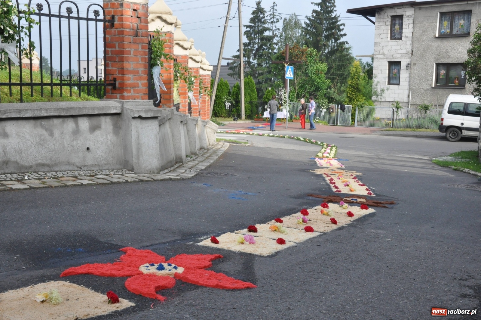Zdjęcie w galerii na portalu naszraciborz.pl: Brzezie wierne tradycji. Piękne dywany na Boże Ciało [FOTO] wiadomości z regionu