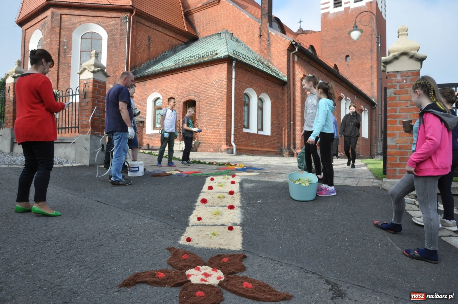 Zdjęcie w galerii na portalu naszraciborz.pl: Brzezie wierne tradycji. Piękne dywany na Boże Ciało [FOTO] wiadomości z regionu