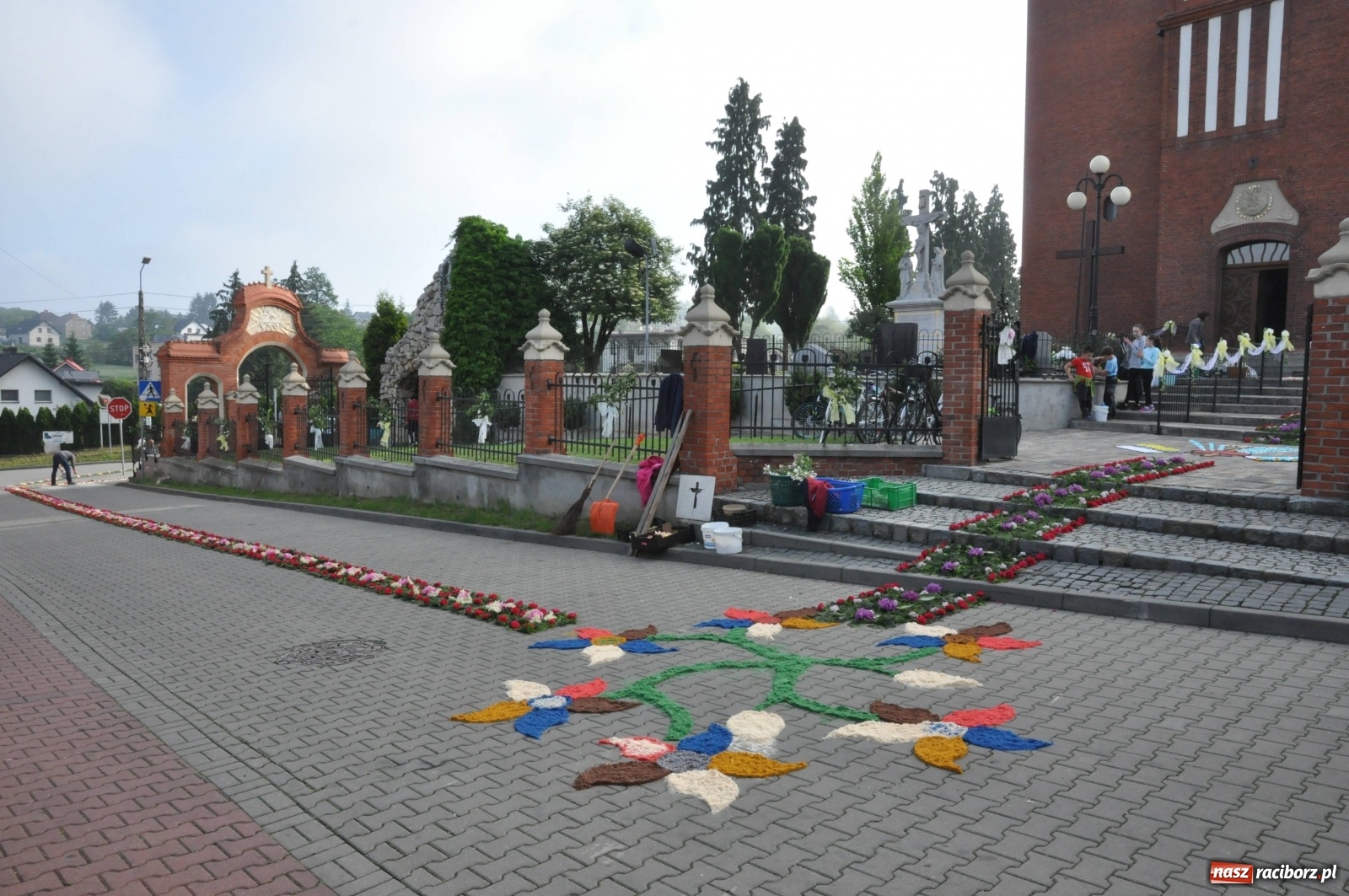 Zdjęcie w galerii na portalu naszraciborz.pl: Brzezie wierne tradycji. Piękne dywany na Boże Ciało [FOTO] wiadomości z regionu
