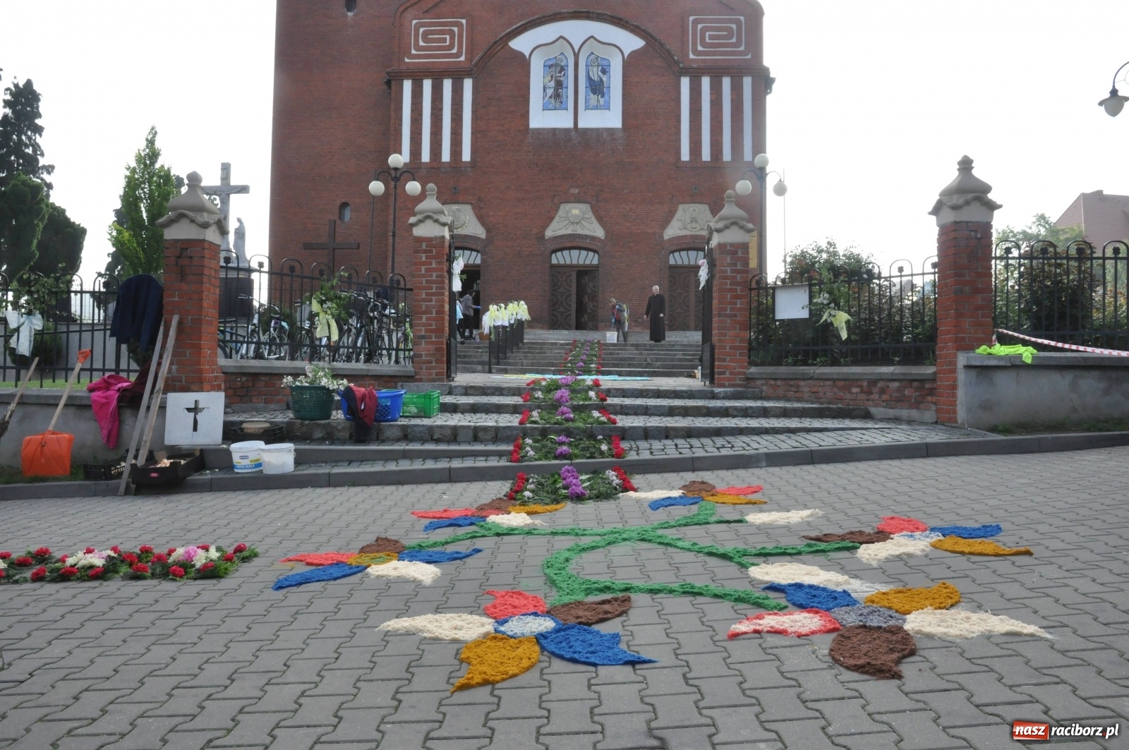 Zdjęcie w galerii na portalu naszraciborz.pl: Brzezie wierne tradycji. Piękne dywany na Boże Ciało [FOTO] wiadomości z regionu