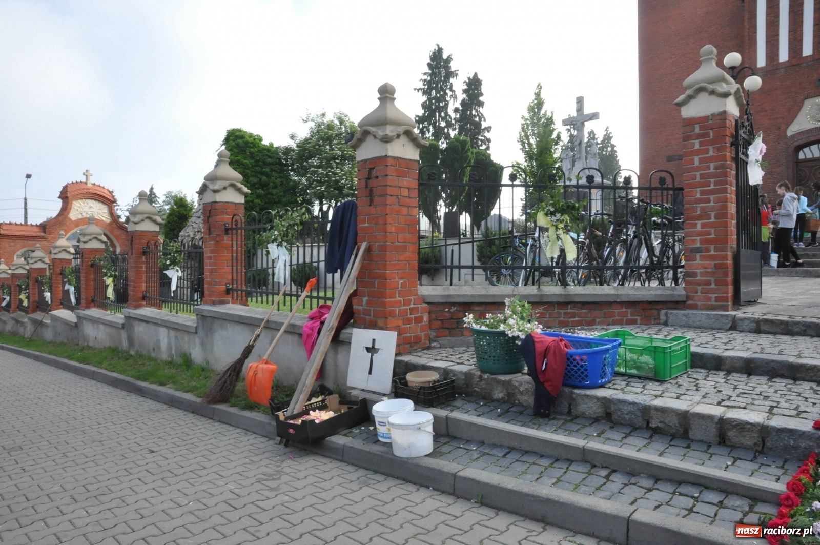 Zdjęcie w galerii na portalu naszraciborz.pl: Brzezie wierne tradycji. Piękne dywany na Boże Ciało [FOTO] wiadomości z regionu