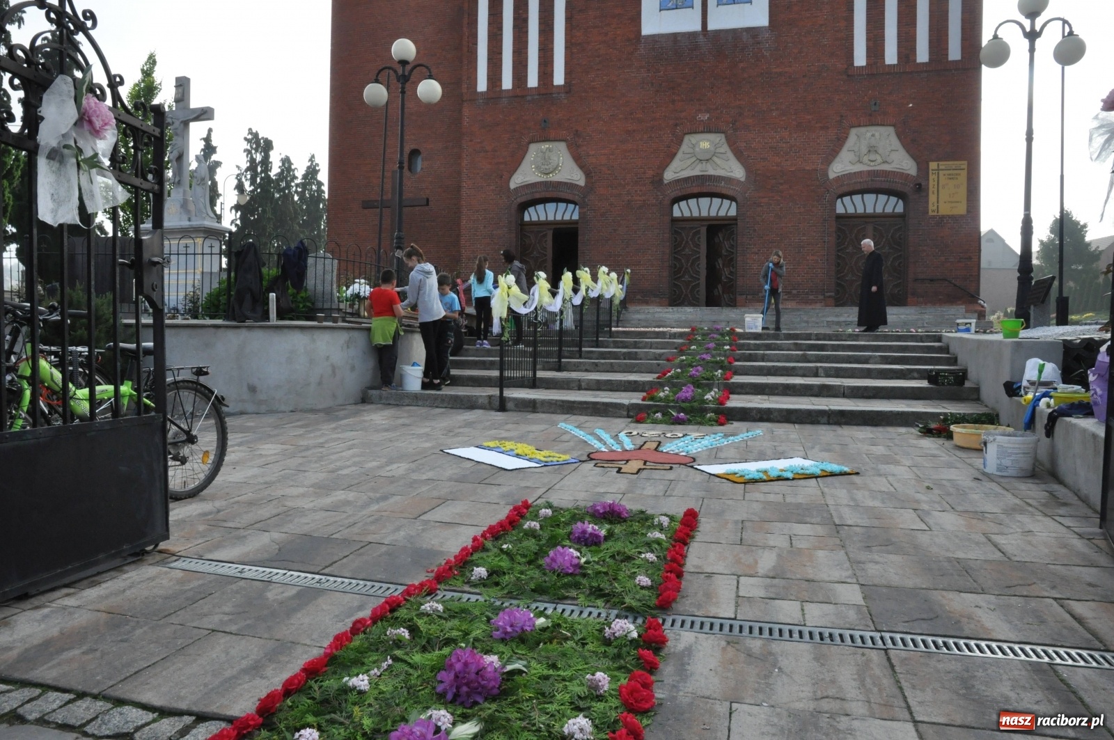 Zdjęcie w galerii na portalu naszraciborz.pl: Brzezie wierne tradycji. Piękne dywany na Boże Ciało [FOTO] wiadomości z regionu