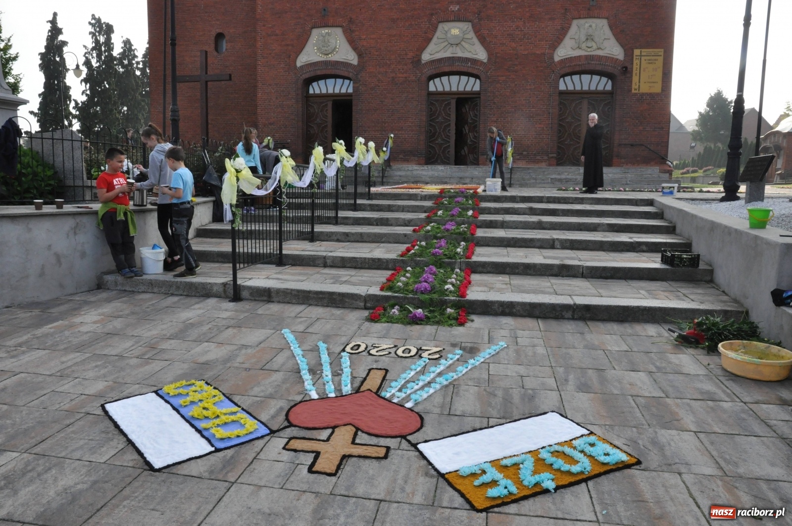 Zdjęcie w galerii na portalu naszraciborz.pl: Brzezie wierne tradycji. Piękne dywany na Boże Ciało [FOTO] wiadomości z regionu