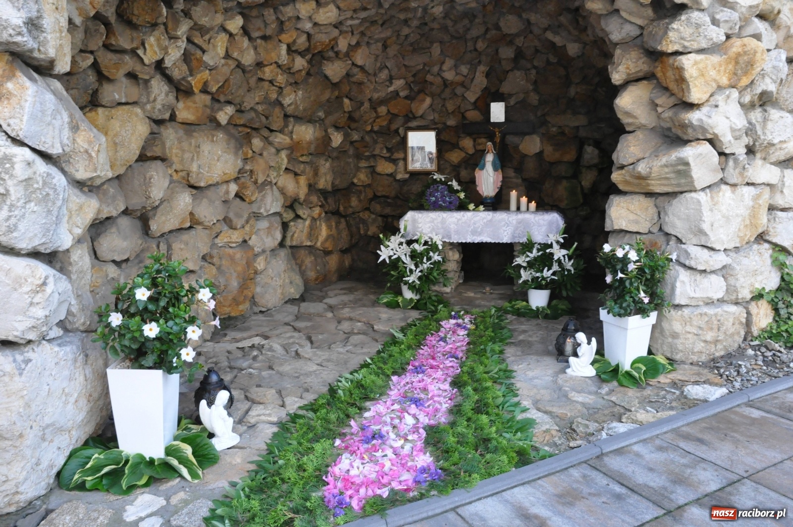 Zdjęcie w galerii na portalu naszraciborz.pl: Brzezie wierne tradycji. Piękne dywany na Boże Ciało [FOTO] wiadomości z regionu