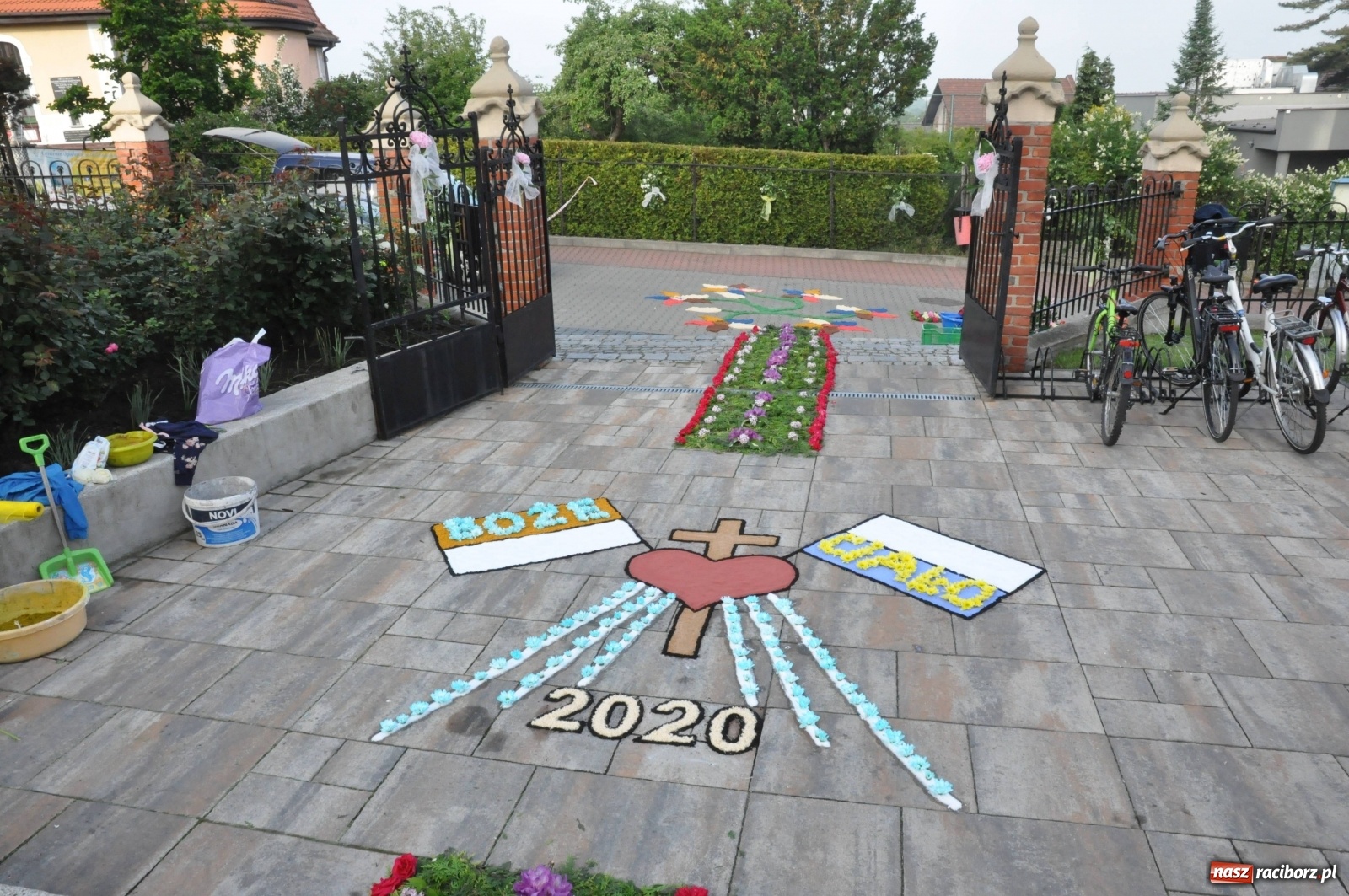 Zdjęcie w galerii na portalu naszraciborz.pl: Brzezie wierne tradycji. Piękne dywany na Boże Ciało [FOTO] wiadomości z regionu