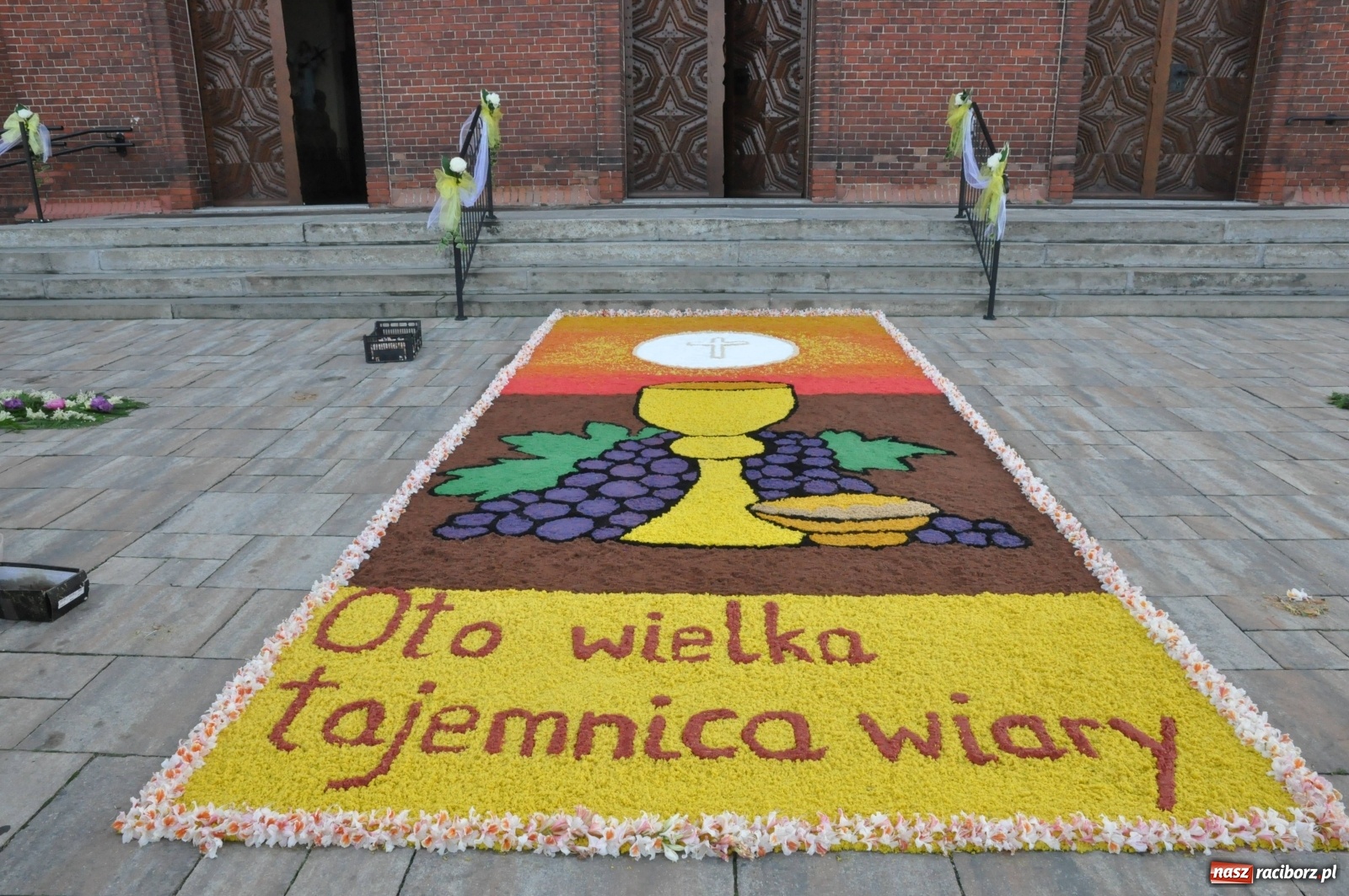 Zdjęcie w galerii na portalu naszraciborz.pl: Brzezie wierne tradycji. Piękne dywany na Boże Ciało [FOTO] wiadomości z regionu