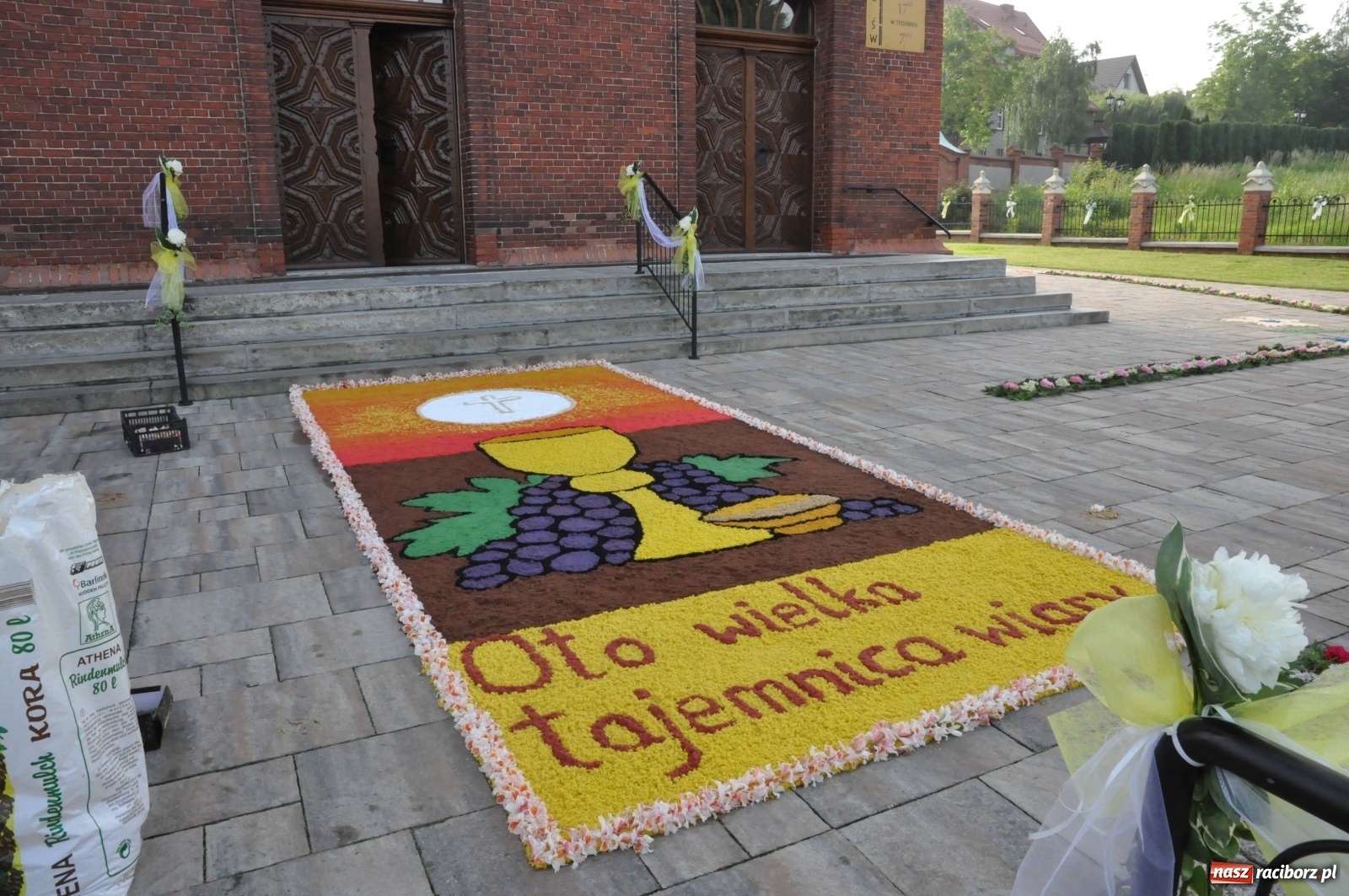 Zdjęcie w galerii na portalu naszraciborz.pl: Brzezie wierne tradycji. Piękne dywany na Boże Ciało [FOTO] wiadomości z regionu