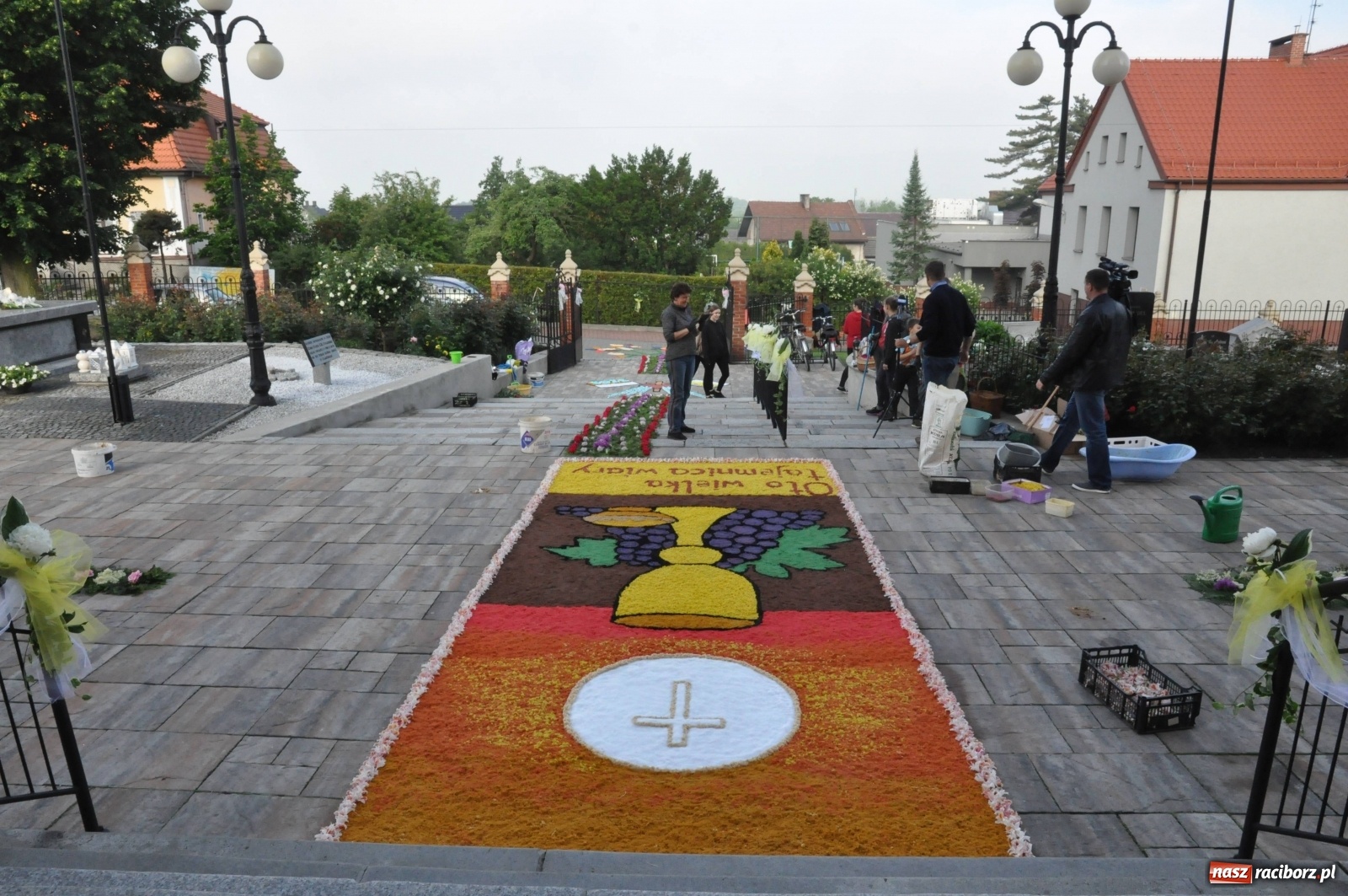 Zdjęcie w galerii na portalu naszraciborz.pl: Brzezie wierne tradycji. Piękne dywany na Boże Ciało [FOTO] wiadomości z regionu