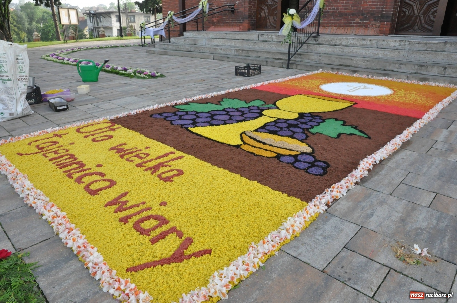 Zdjęcie w galerii na portalu naszraciborz.pl: Brzezie wierne tradycji. Piękne dywany na Boże Ciało [FOTO] wiadomości z regionu