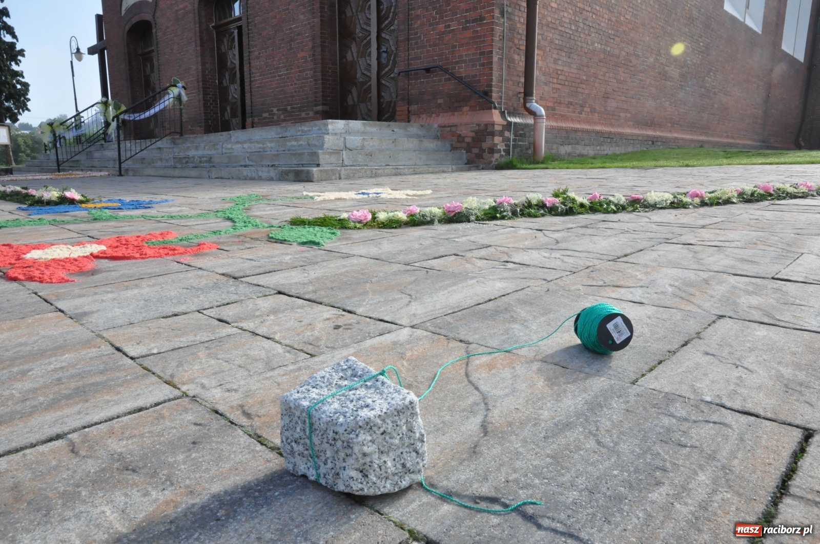 Zdjęcie w galerii na portalu naszraciborz.pl: Brzezie wierne tradycji. Piękne dywany na Boże Ciało [FOTO] wiadomości z regionu