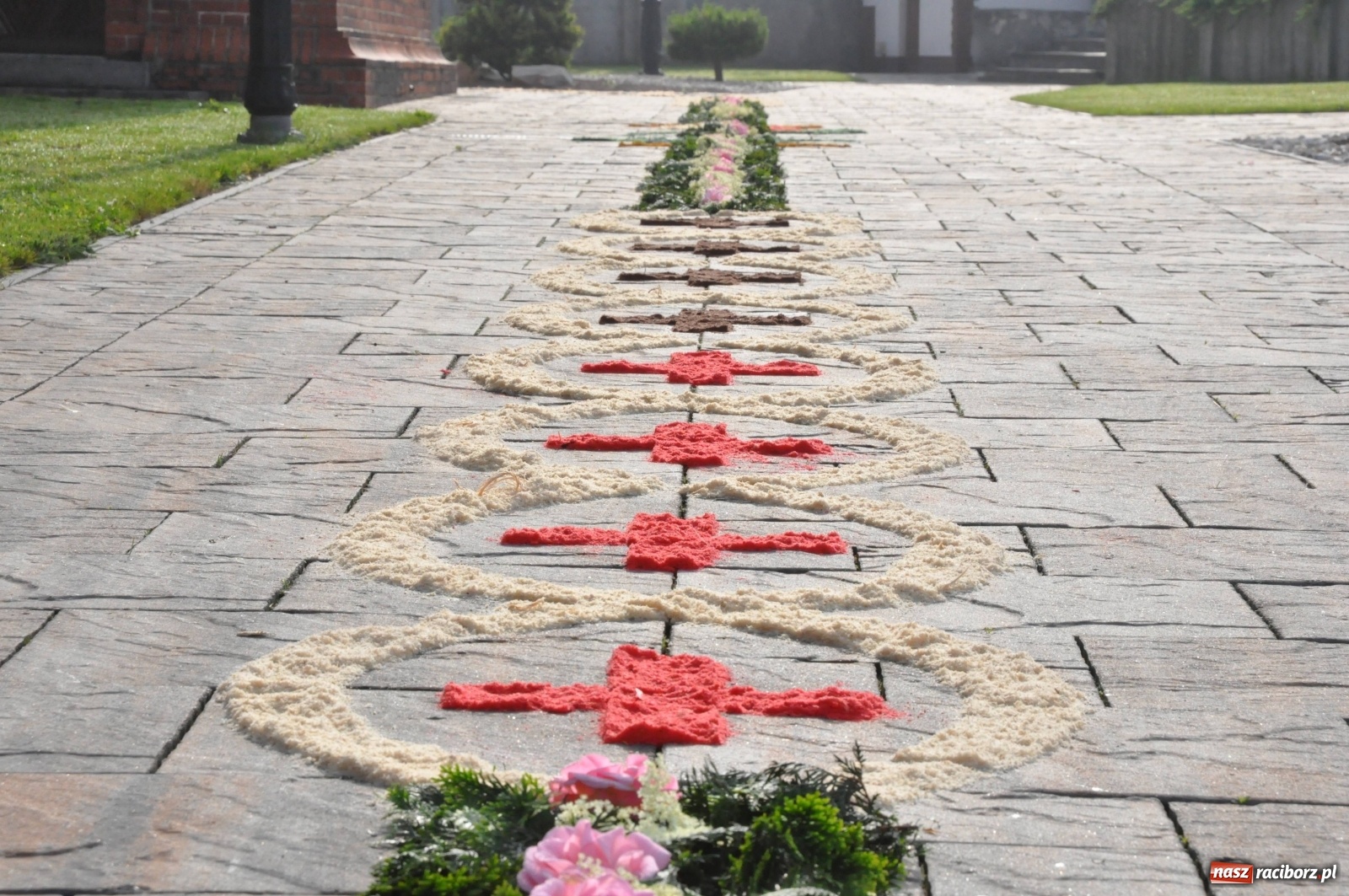 Zdjęcie w galerii na portalu naszraciborz.pl: Brzezie wierne tradycji. Piękne dywany na Boże Ciało [FOTO] wiadomości z regionu