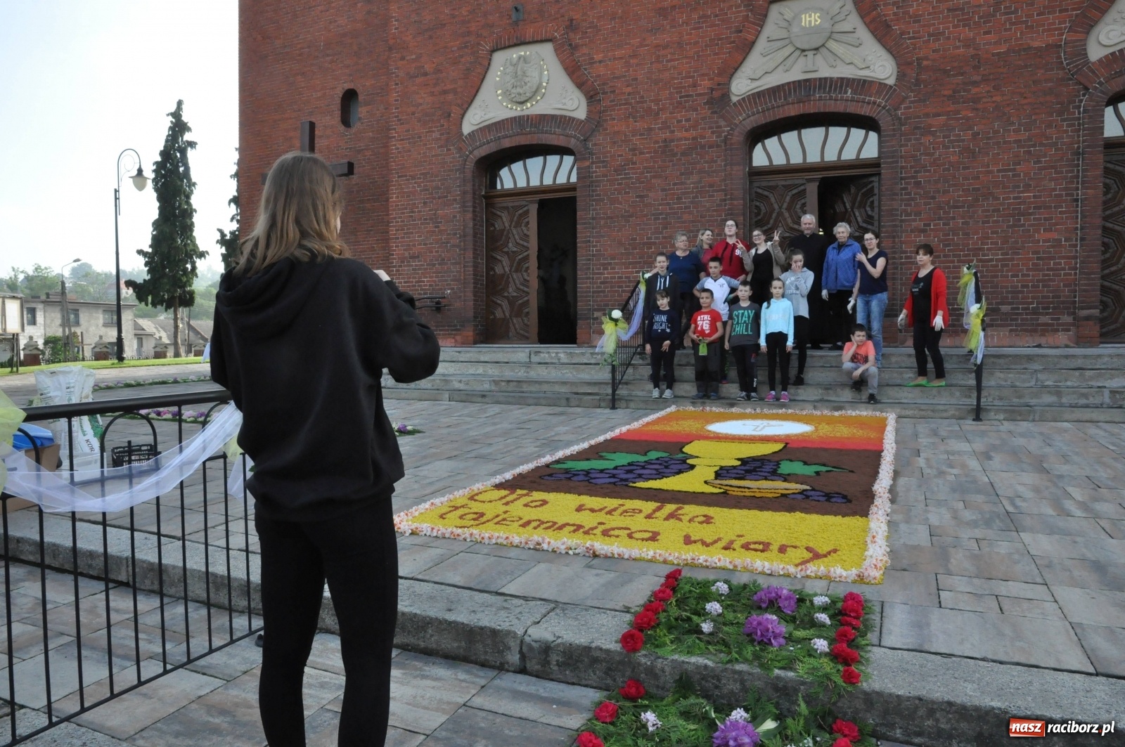 Zdjęcie w galerii na portalu naszraciborz.pl: Brzezie wierne tradycji. Piękne dywany na Boże Ciało [FOTO] wiadomości z regionu