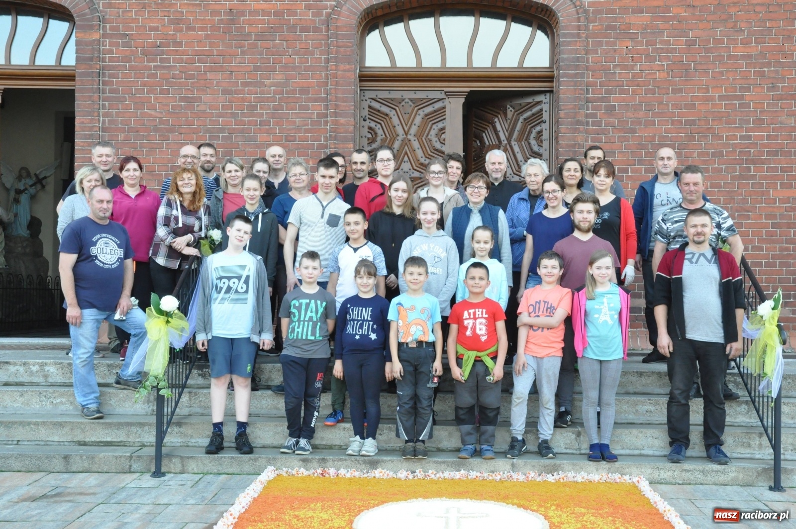 Zdjęcie w galerii na portalu naszraciborz.pl: Brzezie wierne tradycji. Piękne dywany na Boże Ciało [FOTO] wiadomości z regionu