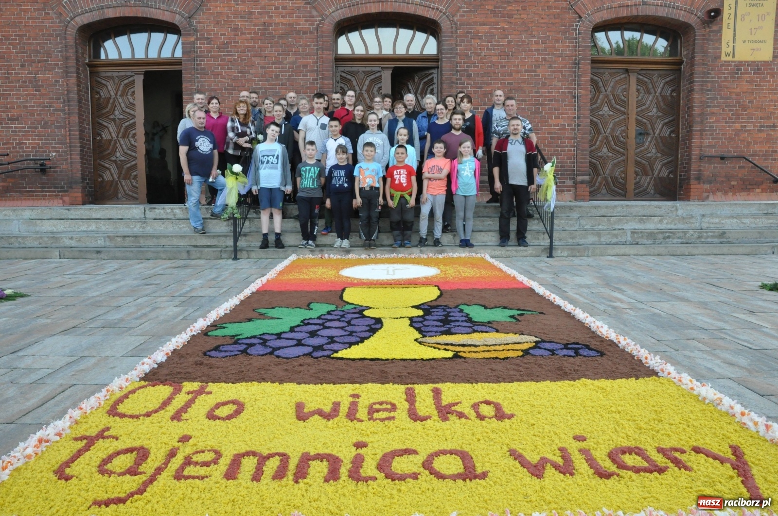 Zdjęcie w galerii na portalu naszraciborz.pl: Brzezie wierne tradycji. Piękne dywany na Boże Ciało [FOTO] wiadomości z regionu